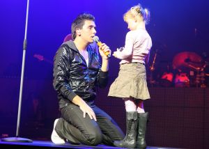 16-10-2008 SHOWBIZZ; JAN SMIT KOMT NAAR U TOE MET ONWIJS VEEL MUZIEK.Na een jaar uitstel door zijn stemoperatie is de tournee van Jan Smit eindelijk van start gegaan. In een uitverkochte Rijnhal in Arnhem ging het dak er bijna vanaf. Yolanthe genoot van het concert tussen het publiek en liet af en toe een heuse traan. Wij waren erbij en maakten een backstage verhaal over hoe en wat er op zo n avond gebeurt.
foto: Albert den Iseger.