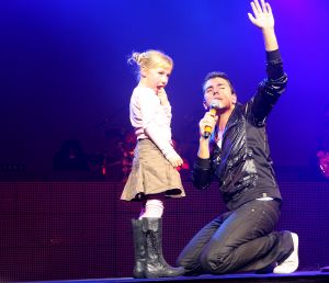 16-10-2008 SHOWBIZZ; JAN SMIT KOMT NAAR U TOE MET ONWIJS VEEL MUZIEK.Na een jaar uitstel door zijn stemoperatie is de tournee van Jan Smit eindelijk van start gegaan. In een uitverkochte Rijnhal in Arnhem ging het dak er bijna vanaf. Yolanthe genoot van het concert tussen het publiek en liet af en toe een heuse traan. Wij waren erbij en maakten een backstage verhaal over hoe en wat er op zo n avond gebeurt.
foto: Albert den Iseger.