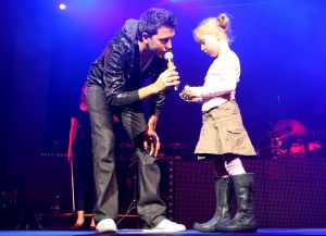 16-10-2008 SHOWBIZZ; JAN SMIT KOMT NAAR U TOE MET ONWIJS VEEL MUZIEK.Na een jaar uitstel door zijn stemoperatie is de tournee van Jan Smit eindelijk van start gegaan. In een uitverkochte Rijnhal in Arnhem ging het dak er bijna vanaf. Yolanthe genoot van het concert tussen het publiek en liet af en toe een heuse traan. Wij waren erbij en maakten een backstage verhaal over hoe en wat er op zo n avond gebeurt.
foto: Albert den Iseger.