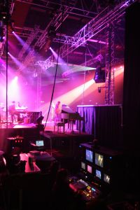 16-10-2008 SHOWBIZZ; JAN SMIT KOMT NAAR U TOE MET ONWIJS VEEL MUZIEK.Na een jaar uitstel door zijn stemoperatie is de tournee van Jan Smit eindelijk van start gegaan. In een uitverkochte Rijnhal in Arnhem ging het dak er bijna vanaf. Yolanthe genoot van het concert tussen het publiek en liet af en toe een heuse traan. Wij waren erbij en maakten een backstage verhaal over hoe en wat er op zo n avond gebeurt.
foto: Albert den Iseger.