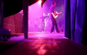 16-10-2008 SHOWBIZZ; JAN SMIT KOMT NAAR U TOE MET ONWIJS VEEL MUZIEK.Na een jaar uitstel door zijn stemoperatie is de tournee van Jan Smit eindelijk van start gegaan. In een uitverkochte Rijnhal in Arnhem ging het dak er bijna vanaf. Yolanthe genoot van het concert tussen het publiek en liet af en toe een heuse traan. Wij waren erbij en maakten een backstage verhaal over hoe en wat er op zo n avond gebeurt.
foto: Albert den Iseger.