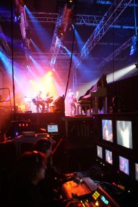 16-10-2008 SHOWBIZZ; JAN SMIT KOMT NAAR U TOE MET ONWIJS VEEL MUZIEK.Na een jaar uitstel door zijn stemoperatie is de tournee van Jan Smit eindelijk van start gegaan. In een uitverkochte Rijnhal in Arnhem ging het dak er bijna vanaf. Yolanthe genoot van het concert tussen het publiek en liet af en toe een heuse traan. Wij waren erbij en maakten een backstage verhaal over hoe en wat er op zo n avond gebeurt.
foto: Albert den Iseger.