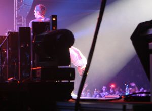 16-10-2008 SHOWBIZZ; JAN SMIT KOMT NAAR U TOE MET ONWIJS VEEL MUZIEK.Na een jaar uitstel door zijn stemoperatie is de tournee van Jan Smit eindelijk van start gegaan. In een uitverkochte Rijnhal in Arnhem ging het dak er bijna vanaf. Yolanthe genoot van het concert tussen het publiek en liet af en toe een heuse traan. Wij waren erbij en maakten een backstage verhaal over hoe en wat er op zo n avond gebeurt.
foto: Albert den Iseger.