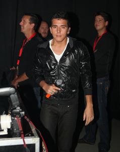 16-10-2008 SHOWBIZZ; JAN SMIT KOMT NAAR U TOE MET ONWIJS VEEL MUZIEK.Na een jaar uitstel door zijn stemoperatie is de tournee van Jan Smit eindelijk van start gegaan. In een uitverkochte Rijnhal in Arnhem ging het dak er bijna vanaf. Yolanthe genoot van het concert tussen het publiek en liet af en toe een heuse traan. Wij waren erbij en maakten een backstage verhaal over hoe en wat er op zo n avond gebeurt.
foto: Albert den Iseger.