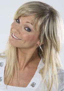 27-10-2008 SHOWBIZZ; LAURA LYNN LIJKT WEL EEN GOUDHAANTJE ZIJN GEWORDEN IN HET ANTWERPSE. Omdat het contract binnenkort afloopt met haar huidige manager is er een soort oorlog ontstaan over wie straks de miljoenen Euries moet gaan beheren en proberen binnen te halen voor de populaire Laura Lynn .Ook Nederlandse managers zijn in de race om de blonde zangeres te contracteren zodat er straks Belgische Euries richting Nederland vloeien. Haar ontdekker valt waarschijnlijk buiten de boot want begin December
schijnt hun contract te verlopen.
foto: Albert den Iseger.