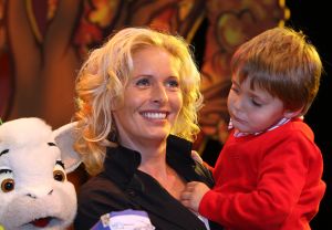 15-10-2008 SHOWBIZZ; SPROOKJESVERJAARDAG VOOR 6 JARIGE JAN BAUER BIJ SPROOKJESBOOM. Jan Bauer werd zes jaar en vierde zijn verjaardag voor het eerst niet thuis maar bij de premiere van de Sprookjesboom.
foto:15-10-2008 SHOWBIZZ; SPROOKJESVERJAARDAG VOOR 6 JARIGE JAN BAUER BIJ SPROOKJESBOOM. Jan Bauer werd zes jaar en vierde zijn verjaardag voor het eerst niet thuis maar bij de premiere van de Sprookjesboom.
foto: Albert den Iseger. Albert den Iseger.