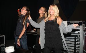 16-10-2008 SHOWBIZZ; JAN SMIT KOMT NAAR U TOE MET ONWIJS VEEL MUZIEK.Na een jaar uitstel door zijn stemoperatie is de tournee van Jan Smit eindelijk van start gegaan. In een uitverkochte Rijnhal in Arnhem ging het dak er bijna vanaf. Yolanthe genoot van het concert tussen het publiek en liet af en toe een heuse traan. Wij waren erbij en maakten een backstage verhaal over hoe en wat er op zo n avond gebeurt.
foto: Albert den Iseger.