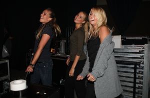 16-10-2008 SHOWBIZZ; JAN SMIT KOMT NAAR U TOE MET ONWIJS VEEL MUZIEK.Na een jaar uitstel door zijn stemoperatie is de tournee van Jan Smit eindelijk van start gegaan. In een uitverkochte Rijnhal in Arnhem ging het dak er bijna vanaf. Yolanthe genoot van het concert tussen het publiek en liet af en toe een heuse traan. Wij waren erbij en maakten een backstage verhaal over hoe en wat er op zo n avond gebeurt.
foto: Albert den Iseger.
