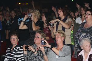 16-10-2008 SHOWBIZZ; JAN SMIT KOMT NAAR U TOE MET ONWIJS VEEL MUZIEK.Na een jaar uitstel door zijn stemoperatie is de tournee van Jan Smit eindelijk van start gegaan. In een uitverkochte Rijnhal in Arnhem ging het dak er bijna vanaf. Yolanthe genoot van het concert tus16-10-2008 SHOWBIZZ; JAN SMIT KOMT NAAR U TOE MET ONWIJS VEEL MUZIEK.Na een jaar uitstel door zijn stemoperatie is de tournee van Jan Smit eindelijk van start gegaan. In een uitverkochte Rijnhal in Arnhem ging het dak er bijna vanaf. Yolanthe genoot van het concert tussen het publiek en liet af en toe een heuse traan. Wij waren erbij en maakten een backstage verhaal over hoe en wat er op zo n avond gebeurt.
foto: Albert den Iseger.sen het publiek en liet af en toe een heuse traan. Wij waren erbij en maakten een backstage verhaal over hoe en wat er op zo n avond gebeurt.
foto: Albert den Iseger.