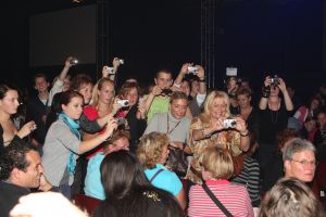 16-10-2008 SHOWBIZZ; JAN SMIT KOMT NAAR U TOE MET ONWIJS VEEL MUZIEK.Na een jaar uitstel door zijn stemoperatie is de tournee van Jan Smit eindelijk van start gegaan. In een uitverkochte Rijnhal in Arnhem ging het dak er bijna vanaf. Yolanthe genoot van het concert tussen het publiek en liet af en toe een heuse traan. Wij waren erbij en maakten een backstage verhaal over hoe en wat er op zo n avond gebeurt.
foto: Albert den Iseger.