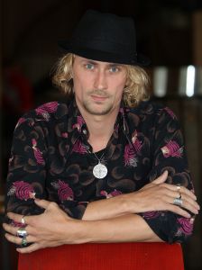 17-10-2008 SHOWBIZZ; RAMANA OF WOUTER BIJDENDIJK STEELT DE SHOW BIJ PALAZZO TE AMSTERDAM. De winnaar van next Uri Geller show bespeelt het publiek met Magic tijdens het prachtige showprogramma wat Directeur Rick Gemser weer heeft neergezet in Amsterdam.
Foto: Albert den Iseger