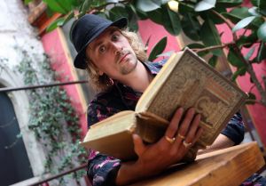 17-10-2008 SHOWBIZZ; RAMANA OF WOUTER BIJDENDIJK STEELT DE SHOW BIJ PALAZZO TE AMSTERDAM. De winnaar van next Uri Geller show bespeelt het publiek met Magic tijdens het prachtige showprogramma wat Directeur Rick Gemser weer heeft neergezet in Amsterdam.
Foto: Albert den Iseger