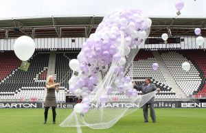 6-10-2008 SHOWBIZZ; SONJA BAKKER GEEFT EIGEN MAGAZINE UIT. De eerste Sonja Bakker magazine werd gelanceerd in het AZ stadion te Alkmaar. Enkele honderden Sonja Bakker fans waren naar het stadion gekomen om de doop van het nieuwe blad mee te maken. Sonja liet 1000 ballonen de lucht in voor een reclame stunt omtrent het blad. Enkele Bn ers waren ook naar Alkmaar toegekomen om het feest meet te vieren. Het blad dat inmiddels op vele verkooppunten te zijn uitverkocht zal deze week worden bijgedrukt om de grote schare fans niet teleur te stellen. De eerste oplage bedroeg 200.000 bladen.
foto: Albert den Iseger.