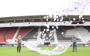 6-10-2008 SHOWBIZZ; SONJA BAKKER GEEFT EIGEN MAGAZINE UIT. De eerste Sonja Bakker magazine werd gelanceerd in het AZ stadion te Alkmaar. Enkele honderden Sonja Bakker fans waren naar het stadion gekomen om de doop van het nieuwe blad mee te maken. Sonja liet 1000 ballonen de lucht in voor een reclame stunt omtrent het blad. Enkele Bn ers waren ook naar Alkmaar toegekomen om het feest meet te vieren. Het blad dat inmiddels op vele verkooppunten te zijn uitverkocht zal deze week worden bijgedrukt om de grote schare fans niet teleur te stellen. De eerste oplage bedroeg 200.000 bladen.
foto: Albert den Iseger.