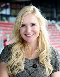 6-10-2008 SHOWBIZZ; SONJA BAKKER GEEFT EIGEN MAGAZINE UIT. De eerste Sonja Bakker magazine werd gelanceerd in het AZ stadion te Alkmaar. Enkele honderden Sonja Bakker fans waren naar het stadion gekomen om de doop van het nieuwe blad mee te maken. Sonja liet 1000 ballonen de lucht in voor een reclame stunt omtrent het blad. Enkele Bn ers waren ook naar Alkmaar toegekomen om het feest meet te vieren. Het blad dat inmiddels op vele verkooppunten te zijn uitverkocht zal deze week worden bijgedrukt om de grote schare fans niet teleur te stellen. De eerste oplage bedroeg 200.000 bladen.
foto: Albert den Iseger.
