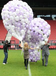 6-10-2008 SHOWBIZZ; SONJA BAKKER GEEFT EIGEN MAGAZINE UIT. De eerste Sonja Bakker magazine werd gelanceerd in het AZ stadion te Alkmaar. Enkele honderden Sonja Bakker fans waren naar het stadion gekomen om de doop van het nieuwe blad mee te maken. Sonja liet 1000 ballonen de lucht in voor een reclame stunt omtrent het blad. Enkele Bn ers waren ook naar Alkmaar toegekomen om het feest meet te vieren. Het blad dat inmiddels op vele verkooppunten te zijn uitverkocht zal deze week worden bijgedrukt om de grote schare fans niet teleur te stellen. De eerste oplage bedroeg 200.000 bladen.
foto: Albert den Iseger.