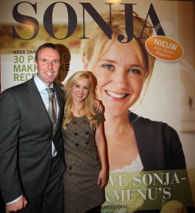 6-10-2008 SHOWBIZZ; SONJA BAKKER GEEFT EIGEN MAGAZINE UIT. De eerste Sonja Bakker magazine werd gelanceerd in het AZ stadion te Alkmaar. Enkele honderden Sonja Bakker fans waren naar het stadion gekomen om de doop van het nieuwe blad mee te maken. Sonja liet 1000 ballonen de lucht in voor een reclame stunt omtrent het blad. Enkele Bn ers waren ook naar Alkmaar toegekomen om het feest meet te vieren. Het blad dat inmiddels op vele verkooppunten te zijn uitverkocht zal deze week worden bijgedrukt om de grote schare fans niet teleur te stellen. De eerste oplage bedroeg 200.000 bladen.
foto: Albert den Iseger.