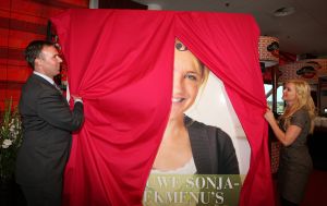 6-10-2008 SHOWBIZZ; SONJA BAKKER GEEFT EIGEN MAGAZINE UIT. De eerste Sonja Bakker magazine werd gelanceerd in het AZ stadion te Alkmaar. Enkele honderden Sonja Bakker fans waren naar het stadion gekomen om de doop van het nieuwe blad mee te maken. Sonja liet 1000 ballonen de lucht in voor een reclame stunt omtrent het blad. Enkele Bn ers waren ook naar Alkmaar toegekomen om het feest meet te vieren. Het blad dat inmiddels op vele verkooppunten te zijn uitverkocht zal deze week worden bijgedrukt om de grote schare fans niet teleur te stellen. De eerste oplage bedroeg 200.000 bladen.
foto: Albert den Iseger.