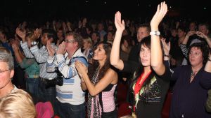 16-10-2008 SHOWBIZZ; JAN SMIT KOMT NAAR U TOE MET ONWIJS VEEL MUZIEK.Na een jaar uitstel door zijn stemoperatie is de tournee van Jan Smit eindelijk van start gegaan. In een uitverkochte Rijnhal in Arnhem ging het dak er bijna vanaf. Yolanthe genoot van het concert tussen het publiek en liet af en toe een heuse traan. Wij waren erbij en maakten een backstage verhaal over hoe en wat er op zo n avond gebeurt.
foto: Albert den Iseger.