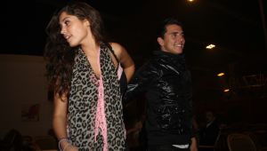 16-10-2008 SHOWBIZZ; JAN SMIT KOMT NAAR U TOE MET ONWIJS VEEL MUZIEK.Na een jaar uitstel door zijn stemoperatie is de tournee van Jan Smit eindelijk van start gegaan. In een uitverkochte Rijnhal in Arnhem ging het dak er bijna vanaf. Yolanthe genoot van het concert tussen het publiek en liet af en toe een heuse traan. Wij waren erbij en maakten een backstage verhaal over hoe en wat er op zo n avond gebeurt.
foto: Albert den Iseger.