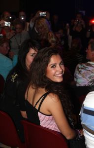 16-10-2008 SHOWBIZZ; JAN SMIT KOMT NAAR U TOE MET ONWIJS VEEL MUZIEK.Na een jaar uitstel door zijn stemoperatie is de tournee van Jan Smit eindelijk van start gegaan. In een uitverkochte Rijnhal in Arnhem ging het dak er bijna vanaf. Yolanthe genoot van het concert tussen het publiek en liet af en toe een heuse traan. Wij waren erbij en maakten een backstage verhaal over hoe en wat er op zo n avond gebeurt.
foto: Albert den Iseger.