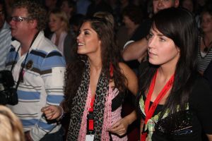 16-10-2008 SHOWBIZZ; JAN SMIT KOMT NAAR U TOE MET ONWIJS VEEL MUZIEK.Na een jaar uitstel door zijn stemoperatie is de tournee van Jan Smit eindelijk van start gegaan. In een uitverkochte Rijnhal in Arnhem ging het dak er bijna vanaf. Yolanthe genoot van het concert tussen het publiek en liet af en toe een heuse traan. Wij waren erbij en maakten een backstage verhaal over hoe en wat er op zo n avond gebeurt.
foto: Albert den Iseger.