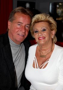 18-10-2009 SHOWBIZZ; NEL VEERKAMP WERD 81 JAAR OP 15 OKTOBER. Het feest viel samen met een dvd uitreiking  van het tv programma Man bijt hond waar de Veerkampjes bekend mee zijn geworden.
foto: Albert den Iseger