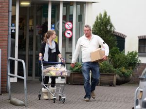 16-10-2009 SHOWBIZZ; BOER JOS EN DYCKE ZIJN AL STELLETJE IN HUN DIRECTE OMGEVING. In het KRO programma BOER ZOEKT VROUW van Yvon Jaspers in boer Jos nog volop aan het dollen met zijn vrouwen, jawel voor de camera, want in het weekend is hij vooral gehecht aan het adres van Dycke in Silvolde. Iedereen in Silvolde heeft het er al over Boer Jos en Dycke zijn een hecht stelletje geworden.Wij zochten het paar op in Steenbergen en in Silvolde. Edwin Bredius maakte een exclusief verhaal en ik kwam boer Jos tegen in de supermarkt met zijn dochter, boodschappen doen voor het a.s. weekend. Het exclusieve verhaal deze week in uw weekblad Prive.
foto: Albert den Iseger.