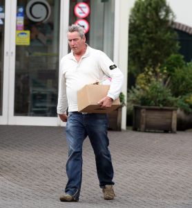 16-10-2009 SHOWBIZZ; BOER JOS EN DYCKE ZIJN AL STELLETJE IN HUN DIRECTE OMGEVING. In het KRO programma BOER ZOEKT VROUW van Yvon Jaspers in boer Jos nog volop aan het dollen met zijn vrouwen, jawel voor de camera, want in het weekend is hij vooral gehecht aan het adres van Dycke in Silvolde. Iedereen in Silvolde heeft het er al over Boer Jos en Dycke zijn een hecht stelletje geworden.Wij zochten het paar op in Steenbergen en in Silvolde. Edwin Bredius maakte een exclusief verhaal en ik kwam boer Jos tegen in de supermarkt met zijn dochter, boodschappen doen voor het a.s. weekend. Het exclusieve verhaal deze week in uw weekblad Prive.
foto: Albert den Iseger.