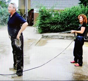 16-10-2009 SHOWBIZZ; BOER JOS EN DYCKE ZIJN AL STELLETJE IN HUN DIRECTE OMGEVING. In het KRO programma BOER ZOEKT VROUW van Yvon Jaspers in boer Jos nog volop aan het dollen met zijn vrouwen, jawel voor de camera, want in het weekend is hij vooral gehecht aan het adres van Dycke in Silvolde. Iedereen in Silvolde heeft het er al over Boer Jos en Dycke zijn een hecht stelletje geworden.Wij zochten het paar op in Steenbergen en in Silvolde. Edwin Bredius maakte een exclusief verhaal en ik kwam boer Jos tegen in de supermarkt met zijn dochter, boodschappen doen voor het a.s. weekend. Het exclusieve verhaal deze week in uw weekblad Prive.
foto: Albert den Iseger.