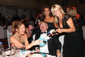 12-10-2009 SHOWBIZZ; GROOTS GALA FEEST VOOR KIKA IN HOTELS VAN ORANJE TE NOORDWIJK. Ruim 300 gasten genoten van een bruisende avond in de Wintertuinzaal van de Hotels van Oranje. Alles voor het goede doel KIKA. Een keur van artiesten trad geheel belangenloos op oa. Rob de Nijs-Robert Hallewijn-Michel Bak en tal van anderen. De avond werd gepresenteerd door Evert Santegoeds en Esther Oosterbeek. Ook de ingebrachte kavels brachten weer een prachtig bedrag op tbv KIKA. Manuela Kemp en diverse anderen verkochten 750 loten tijdens het diner. Het feest duurde tot vanmorgen 3 uur en daarna vertrokken de vele prijswinnaars richting huis met als bagage veel prachtige prijzen en gekochte kavels. 
foto: Albert den Iseger.
