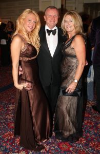 12-10-2009 SHOWBIZZ; GROOTS GALA FEEST VOOR KIKA IN HOTELS VAN ORANJE TE NOORDWIJK. Ruim 300 gasten genoten van een bruisende avond in de Wintertuinzaal van de Hotels van Oranje. Alles voor het goede doel KIKA. Een keur van artiesten trad geheel belangenloos op oa. Rob de Nijs-Robert Hallewijn-Michel Bak en tal van anderen. De avond werd gepresenteerd door Evert Santegoeds en Esther Oosterbeek. Ook de ingebrachte kavels brachten weer een prachtig bedrag op tbv KIKA. Manuela Kemp en diverse anderen verkochten 750 loten tijdens het diner. Het feest duurde tot vanmorgen 3 uur en daarna vertrokken de vele prijswinnaars richting huis met als bagage veel prachtige prijzen en gekochte kavels. 
foto: Albert den Iseger. 