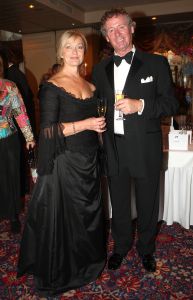 12-10-2009 SHOWBIZZ; GROOTS GALA FEEST VOOR KIKA IN HOTELS VAN ORANJE TE NOORDWIJK. Ruim 300 gasten genoten van een bruisende avond in de Wintertuinzaal van de Hotels van Oranje. Alles voor het goede doel KIKA. Een keur van artiesten trad geheel belangenloos op oa. Rob de Nijs-Robert Hallewijn-Michel Bak en tal van anderen. De avond werd gepresenteerd door Evert Santegoeds en Esther Oosterbeek. Ook de ingebrachte kavels brachten weer een prachtig bedrag op tbv KIKA. Manuela Kemp en diverse anderen verkochten 750 loten tijdens het diner. Het feest duurde tot vanmorgen 3 uur en daarna vertrokken de vele prijswinnaars richting huis met als bagage veel prachtige prijzen en gekochte kavels. 
foto: Albert den Iseger. 
