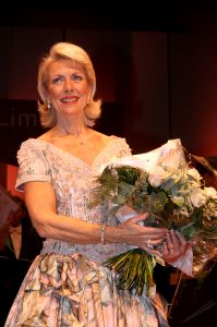 30-10-2009 SHOWBIZZ; MARJON LAMBRIKS GRANDE FINALE IN MAASTRICHT. In het theater aan het Vrijthof nam Marjon Lambriks afscheid van haar carriere en publiek. Meer dan 500 genodigden genoten van een mini concert en een heerlijk diner. Haar partner Leon Lommaert had het feest voor haar georganiseerd, Joop van Zijl presenteerde de avond en tal van bekende gasten waren aanwezig oa. Liz Snoyink-Cees Dam-Elco en Janneke Brinkman-Ada Kok-Catherine Keyl en Annemarie van Gaal. Barbara Plugge genoot mee van de prachtige avond en maakte een sfeer reportage die deze week in uw weekblad Prive staat.
foto: Albert den Iseger.