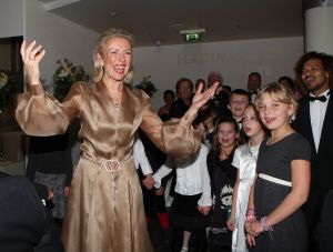 30-10-2009 SHOWBIZZ; MARJON LAMBRIKS GRANDE FINALE IN MAASTRICHT. In het theater aan het Vrijthof nam Marjon Lambriks afscheid van haar carriere en publiek. Meer dan 500 genodigden genoten van een mini concert en een heerlijk diner. Haar partner Leon Lommaert had het feest voor haar georganiseerd, Joop van Zijl presenteerde de avond en tal van bekende gasten waren aanwezig oa. Liz Snoyink-Cees Dam-Elco en Janneke Brinkman-Ada Kok-Catherine Keyl en Annemarie van Gaal. Barbara Plugge genoot mee van de prachtige avond en maakte een sfeer reportage die deze week in uw weekblad Prive staat.
foto: Albert den Iseger.