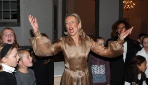 30-10-2009 SHOWBIZZ; MARJON LAMBRIKS GRANDE FINALE IN MAASTRICHT. In het theater aan het Vrijthof nam Marjon Lambriks afscheid van haar carriere en publiek. Meer dan 500 genodigden genoten van een mini concert en een heerlijk diner. Haar partner Leon Lommaert had het feest voor haar georganiseerd, Joop van Zijl presenteerde de avond en tal van bekende gasten waren aanwezig oa. Liz Snoyink-Cees Dam-Elco en Janneke Brinkman-Ada Kok-Catherine Keyl en Annemarie van Gaal. Barbara Plugge genoot mee van de prachtige avond en maakte een sfeer reportage die deze week in uw weekblad Prive staat.
foto: Albert den Iseger.