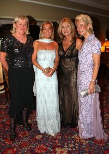 12-10-2009 SHOWBIZZ; GROOTS GALA FEEST VOOR KIKA IN HOTELS VAN ORANJE TE NOORDWIJK. Ruim 300 gasten genoten van een bruisende avond in de Wintertuinzaal van de Hotels van Oranje. Alles voor het goede doel KIKA. Een keur van artiesten trad geheel belangenloos op oa. Rob de Nijs-Robert Hallewijn-Michel Bak en tal van anderen. De avond werd gepresenteerd door Evert Santegoeds en Esther Oosterbeek. Ook de ingebrachte kavels brachten weer een prachtig bedrag op tbv KIKA. Manuela Kemp en diverse anderen verkochten 750 loten tijdens het diner. Het feest duurde tot vanmorgen 3 uur en daarna vertrokken de vele prijswinnaars richting huis met als bagage veel prachtige prijzen en gekochte kavels. 
foto: Albert den Iseger. 