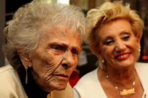 18-10-2009 SHOWBIZZ; NEL VEERKAMP WERD 81 JAAR OP 15 OKTOBER. Het feest viel samen met een dvd uitreiking  van het tv programma Man bijt hond waar de Veerkampjes bekend mee zijn geworden.
foto: Albert den Iseger
