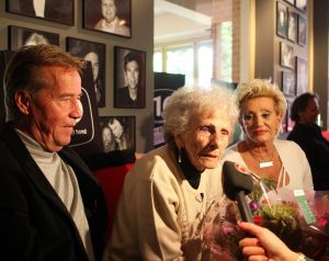 18-10-2009 SHOWBIZZ; NEL VEERKAMP WERD 81 JAAR OP 15 OKTOBER. Het feest viel samen met een dvd uitreiking  van het tv programma Man bijt hond waar de Veerkampjes bekend mee zijn geworden.
foto: Albert den Iseger