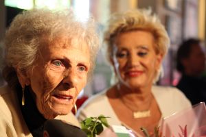 18-10-2009 SHOWBIZZ; NEL VEERKAMP WERD 81 JAAR OP 15 OKTOBER. Het feest viel samen met een dvd uitreiking  van het tv programma Man bijt hond waar de Veerkampjes bekend mee zijn geworden.
foto: Albert den Iseger