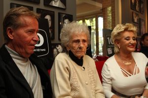 18-10-2009 SHOWBIZZ; NEL VEERKAMP WERD 81 JAAR OP 15 OKTOBER. Het feest viel samen met een dvd uitreiking  van het tv programma Man bijt hond waar de Veerkampjes bekend mee zijn geworden.
foto: Albert den Iseger