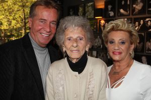 18-10-2009 SHOWBIZZ; NEL VEERKAMP WERD 81 JAAR OP 15 OKTOBER. Het feest viel samen met een dvd uitreiking  van het tv programma Man bijt hond waar de Veerkampjes bekend mee zijn geworden.
foto: Albert den Iseger
