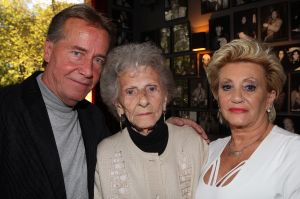 18-10-2009 SHOWBIZZ; NEL VEERKAMP WERD 81 JAAR OP 15 OKTOBER. Het feest viel samen met een dvd uitreiking  van het tv programma Man bijt hond waar de Veerkampjes bekend mee zijn geworden.
foto: Albert den Iseger