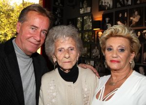 18-10-2009 SHOWBIZZ; NEL VEERKAMP WERD 81 JAAR OP 15 OKTOBER. Het feest viel samen met een dvd uitreiking  van het tv programma Man bijt hond waar de Veerkampjes bekend mee zijn geworden.
foto: Albert den Iseger