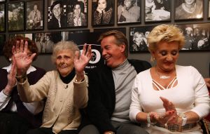 18-10-2009 SHOWBIZZ; NEL VEERKAMP WERD 81 JAAR OP 15 OKTOBER. Het feest viel samen met een dvd uitreiking  van het tv programma Man bijt hond waar de Veerkampjes bekend mee zijn geworden.
foto: Albert den Iseger