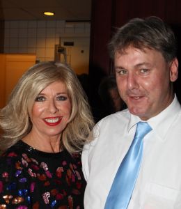 07-10-2010 SHOWBIZZ; OPNIEUW VEEL GELD VOOR DE KINDJES VAN KIKA. Met de opbrengst van 383.000. euries voor de stichting Hoogvliegers en Kinderen Kankervrij KIKA is de realisatie van het nieuwe Nationale Kinderoncologisch Cenrum weer wat dichterbij gekomen. De Gala avond werd gepresenteerd door Evert Santegoeds met aan zijn zijde Esther Oosterbeek en Patty Brard. Mark Grol timmerde het gehele bedrag bij elkaar met een charmante knipoog.Vele artiesten traden op waaronder het talent Martin Hurkens  H.G.T. die iedereen blauwe handen bezorgde van het applaus wat hij kreeg.De KIKA award 2010 ging dit jaar naar Ronald Stam voor baanbrekend onderzoek in het Sophia Kinder ziekenhuis te Rotterdam. Ans en Willem Korstanje waren als ambassadeurs weer aanwezig en bezorgde  veilingmeester Mark Krol van Sotheby s weer grijze haren. Al met al weer een top avond in de Hotels van Oranje te Noordwijk.
foto: Albert den Iseger.