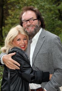 22-10-2010 SHOWBIZZ; ARTIESTEN WEER OP BEZOEK OP PALEIS SOESTDIJK. Frans Molenaar_Maik de Boer_Manuela Kemp_Bonnie Stclair_Mary Borsato_Arie Ribbens_Carmen en Jean Marie Pfaff_Evert Santegoeds en Yvonne Hoebe van Weekblad Prive hadden weet een heerlijk dagje met elkaar. Genieten van een High Tea en daarna een bezoek aan paleis Soestdijk. Heerlijk trippelen en trappelen op de koninklijke lopers en staren in de lege wijnkelders onder het beroemste bordes van Nederland.Het was weer een heerlijk dagje met elkaar en het leverde weer een aantal spraakmakende verhalen op die Yvonne Hoebe voor u optekende en die deze week in de Prive staan gepubliceerd.
foto: Albert den Iseger.