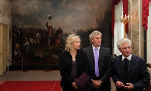 22-10-2010 SHOWBIZZ; ARTIESTEN WEER OP BEZOEK OP PALEIS SOESTDIJK. Frans Molenaar_Maik de Boer_Manuela Kemp_Bonnie Stclair_Mary Borsato_Arie Ribbens_Carmen en Jean Marie Pfaff_Evert Santegoeds en Yvonne Hoebe van Weekblad Prive hadden weet een heerlijk dagje met elkaar. Genieten van een High Tea en daarna een bezoek aan paleis Soestdijk. Heerlijk trippelen en trappelen op de koninklijke lopers en staren in de lege wijnkelders onder het beroemste bordes van Nederland.Het was weer een heerlijk dagje met elkaar en het leverde weer een aantal spraakmakende verhalen op die Yvonne Hoebe voor u optekende en die deze week in de Prive staan gepubliceerd.
foto: Albert den Iseger.