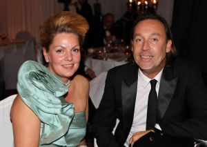 07-10-2010 SHOWBIZZ; OPNIEUW VEEL GELD VOOR DE KINDJES VAN KIKA. Met de opbrengst van 383.000. euries voor de stichting Hoogvliegers en Kinderen Kankervrij KIKA is de realisatie van het nieuwe Nationale Kinderoncologisch Cenrum weer wat dichterbij gekomen. De Gala avond werd gepresenteerd door Evert Santegoeds met aan zijn zijde Esther Oosterbeek en Patty Brard. Mark Grol timmerde het gehele bedrag bij elkaar met een charmante knipoog.Vele artiesten traden op waaronder het talent Martin Hurkens  H.G.T. die iedereen blauwe handen bezorgde van het applaus wat hij kreeg.De KIKA award 2010 ging dit jaar naar Ronald Stam voor baanbrekend onderzoek in het Sophia Kinder ziekenhuis te Rotterdam. Ans en Willem Korstanje waren als ambassadeurs weer aanwezig en bezorgde  veilingmeester Mark Krol van Sotheby s weer grijze haren. Al met al weer een top avond in de Hotels van Oranje te Noordwijk.
foto: Albert den Iseger.