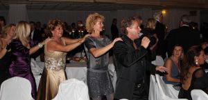 07-10-2010 SHOWBIZZ; OPNIEUW VEEL GELD VOOR DE KINDJES VAN KIKA. Met de opbrengst van 383.000. euries voor de stichting Hoogvliegers en Kinderen Kankervrij KIKA is de realisatie van het nieuwe Nationale Kinderoncologisch Cenrum weer wat dichterbij gekomen. De Gala avond werd gepresenteerd door Evert Santegoeds met aan zijn zijde Esther Oosterbeek en Patty Brard. Mark Grol timmerde het gehele bedrag bij elkaar met een charmante knipoog.Vele artiesten traden op waaronder het talent Martin Hurkens  H.G.T. die iedereen blauwe handen bezorgde van het applaus wat hij kreeg.De KIKA award 2010 ging dit jaar naar Ronald Stam voor baanbrekend onderzoek in het Sophia Kinder ziekenhuis te Rotterdam. Ans en Willem Korstanje waren als ambassadeurs weer aanwezig en bezorgde  veilingmeester Mark Krol van Sotheby s weer grijze haren. Al met al weer een top avond in de Hotels van Oranje te Noordwijk.
foto: Albert den Iseger.